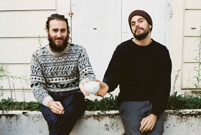 Deux personnes avec une tasse.