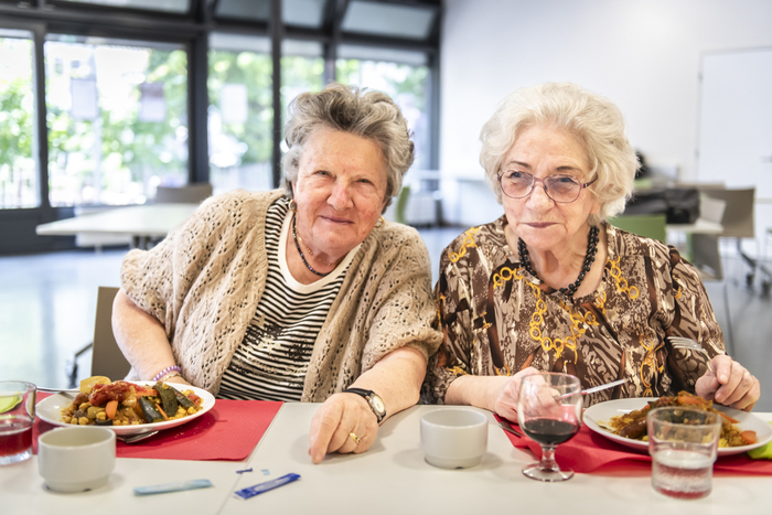 Deux dames qui mangent