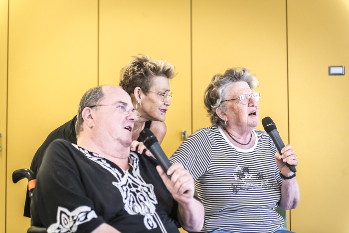 3 personnes qui chantent avec des micros