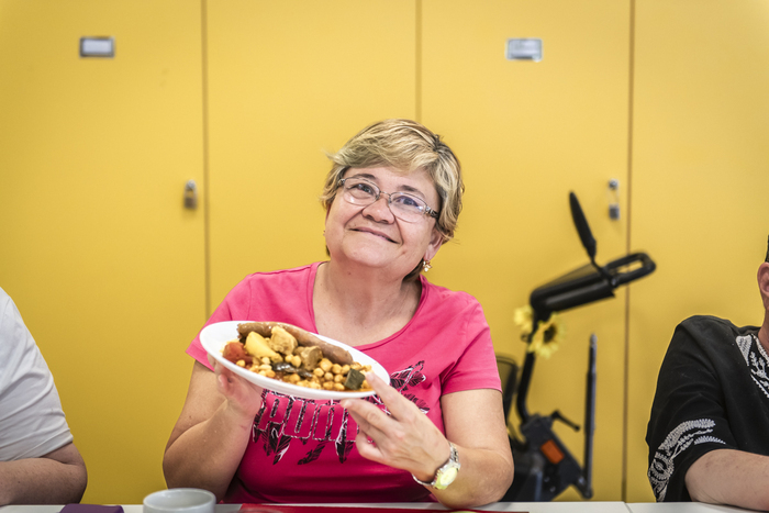 Une femme qui montre son assiette