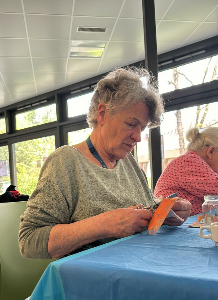 Femme qui découpe un tissus