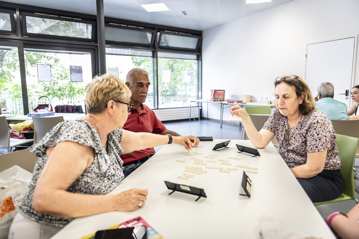 Personnes qui jouent au Rummikub