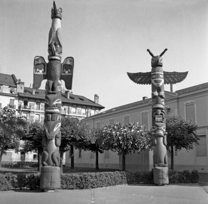 Deux mats-tôtem devant le MEG. Photo d'archives.Ces deux-mâts sont aujourd'hui dans les réserves du MEG pour des raisons de conservation.