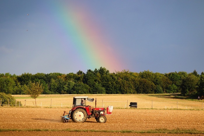 tracteur avec un arc-en-ciel