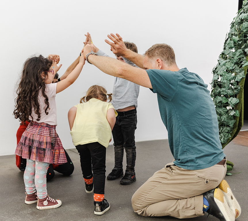 Enfants en visite dans une des salles d'exposition du MAMCO.