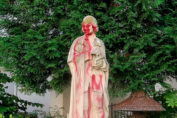 Statue de voltaire à Paris vandalisée