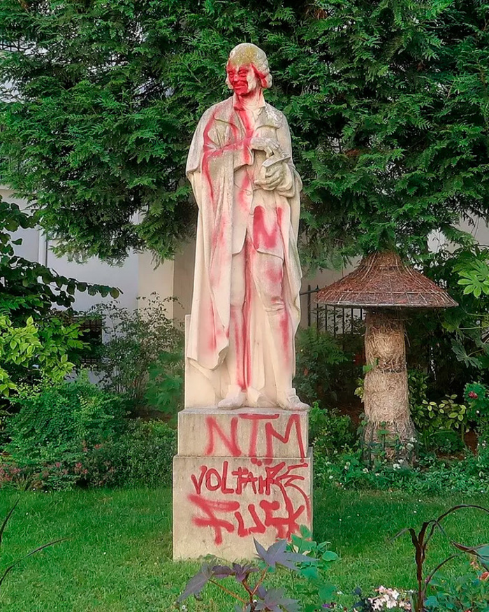 Statue de voltaire à Paris vandalisée