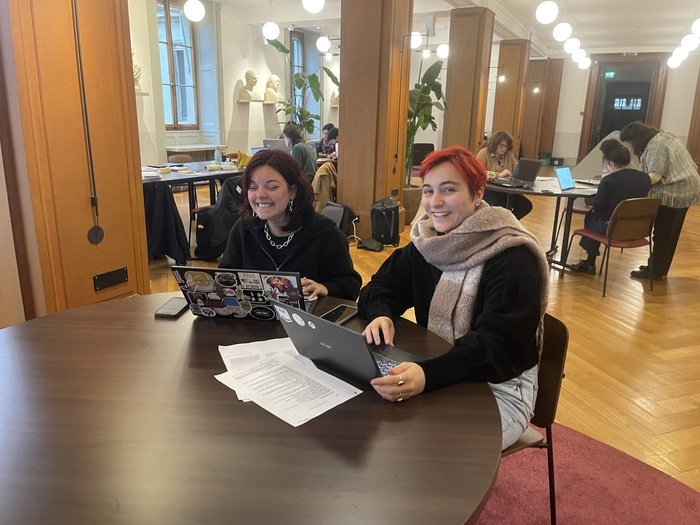 Photo de deux participantes de l'atelier de 2023 à la Bibliothèque de Genève