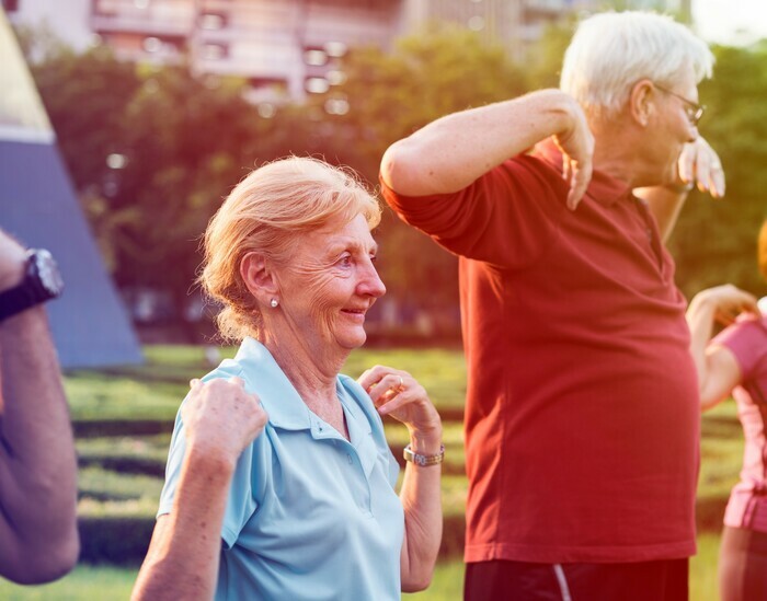 senior faisant de la zumba