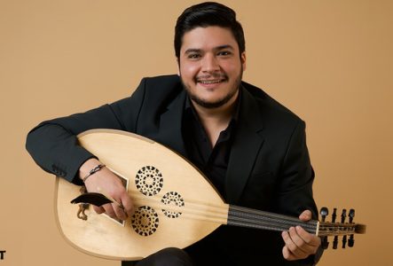 Adlen Fergani pose avec instrument