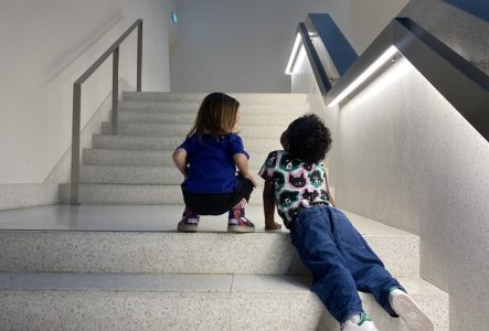 Deux enfants dans les escaliers du MEG