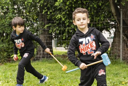 Enfants jouent dans l'herbe