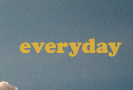 le nom Everyday en jaune imprimé sur un fond de ciel bleu