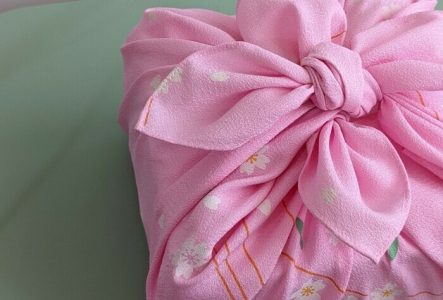 Cadeau emballé avec du tissu, furoshiki