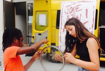 DR enfants qui fabriquent un instrument à partir d'une roue de vélo