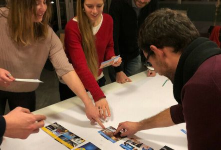 Des personnes qui participent à un atelier Fresque du Numérique