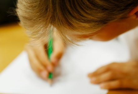 enfant qui dessine