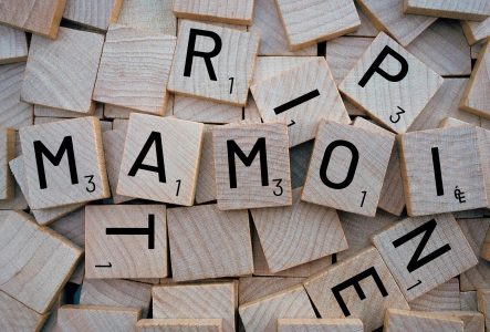 Lettres de scrabble formant les mots "matrimoine" et "patrimoine"