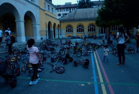 Plusieurs vélos différents dans le préau de l'école de Saint-Jean