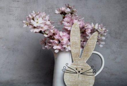 bricolage tete de lapin devant bouquet de fleur