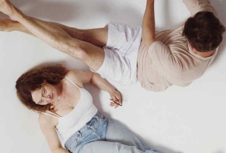 Matthieu Croizier Photo de deux des interprètes du spectacle couchés