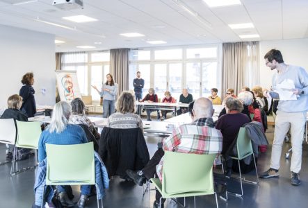 Deux infirmières donnent une conférence à des personnes âgées