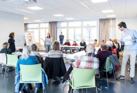 Table de plusieurs personne durant un formation