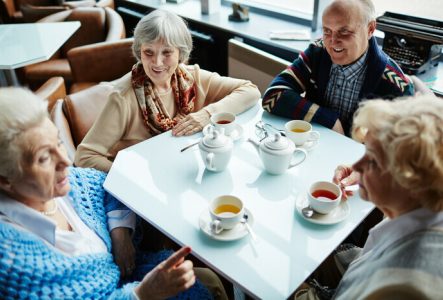 Groupe de personnes buvant un thé autour d'une table