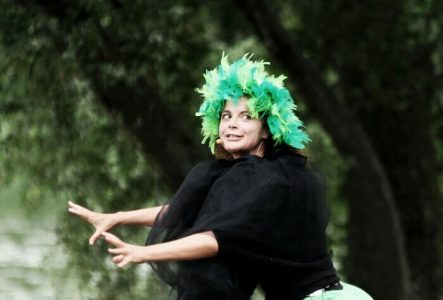 Une femme avec une perruque vert claire