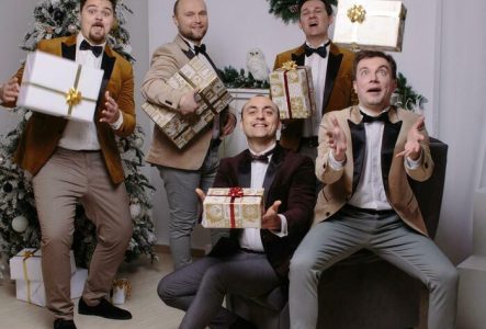 Le sextuor a capella ukrainien ManSound pose avec des cadeaux de Noël et une ambiance de saison de fêtes de fin d'année