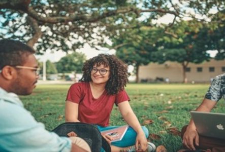 3 ados qui parlent de leur derniere lecture avec plaisir et le sourire