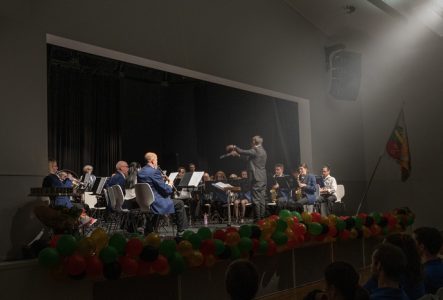 Musiciens et musiciennes sur scène pour le 130ème anniversaire de l'harmonie