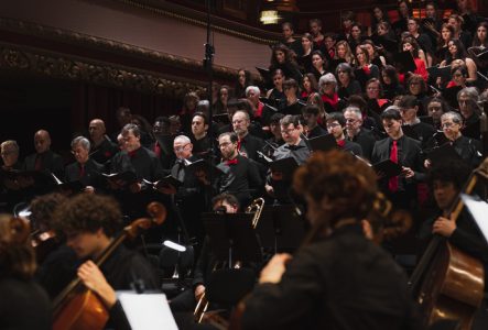 Le Chœur de l’UNIGE sur la scène du Victoria Hall en 2023.