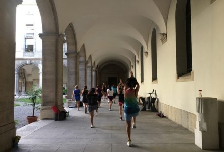 Groupe de personnes faisant du sport dans la cour du musée