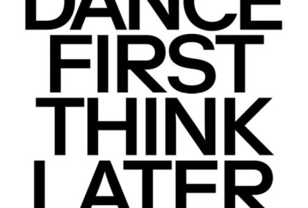 Dans cette image on voit surtout des lettres en noir sur fond blanc avec le  logo de DANCE FIRST THINK LATER.