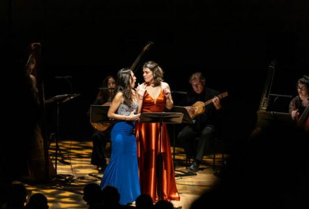 Deux chanteuses en plein concert