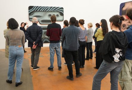 Visiteurs en train de suivre une visite commentée au MAMCO, dans l'exposition Tishan Hsu