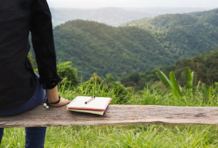 nature cahier écriture perssone assise de dos