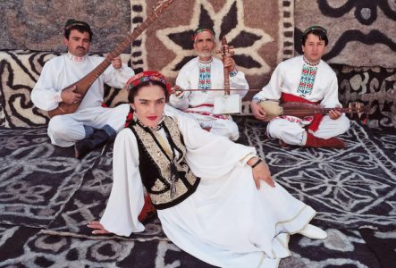 Groupe de musiciens en costumes sur un tapis