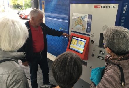 ATE Association Transport et Environnement Seniors autour d'une borne de tickets de train