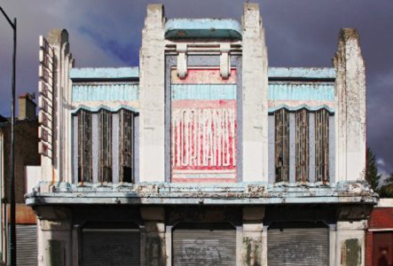 Photo de l'ancienne salle de cinéma Normandy, au Havre, en France qui a été entretemps restaurée