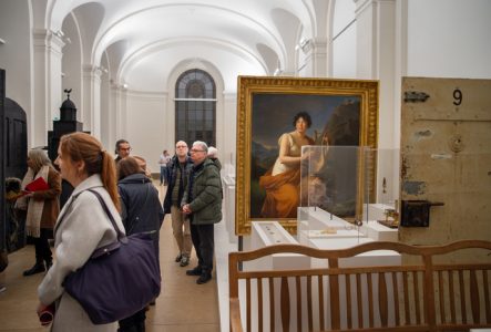 Voiture accidentée rose dans le hall du musée