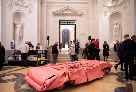 Voiture accidentée rose dans le hall du musée