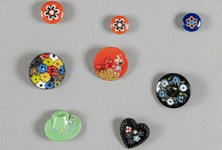 © Boris Dunand, Musée Ariana Une sélection de boutons colorés (rouge, bleu, vert) ou des fleurs.