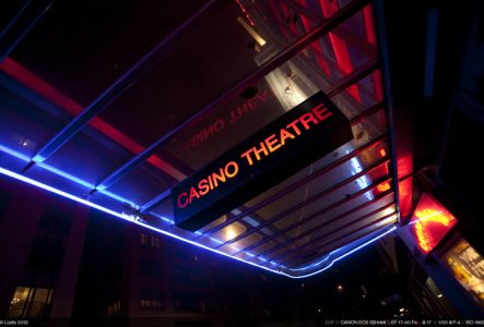 La façade illuminée du Casino Théâtre pendant le festival