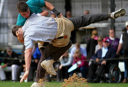 Intimement liée à nos traditions helvétiques et à notre folklore national, la lutte suisse permet de renforcer les liens entre les différentes régions culturelles de notre pays.