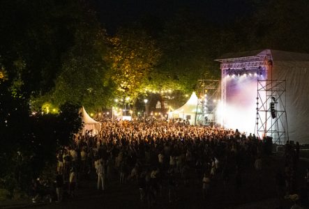 photo de foule devant une scène au parc des Bastions