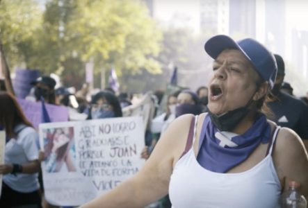 Une femme, Norma, crie dans une manifestation contre les féminicides.