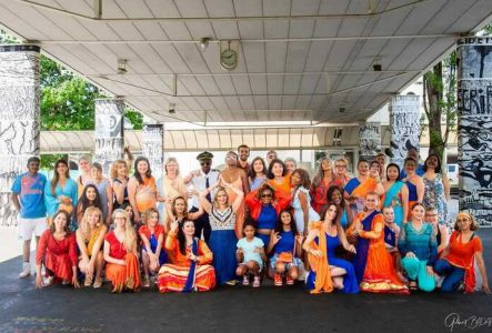 Un groupe de personnes qui danse bollywood en costumes coloré