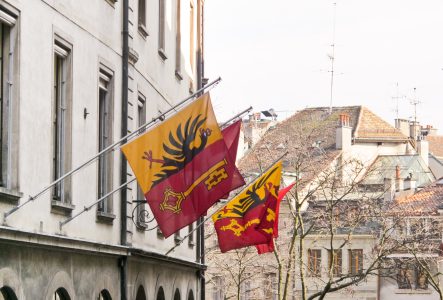 Deux drapeaux de Genève sont accrochés à un immeuble de la Vieille-Ville de Genève.